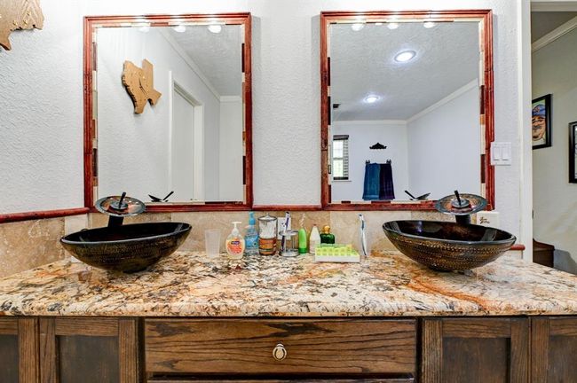 Primary suite double sinks. | Image 18
