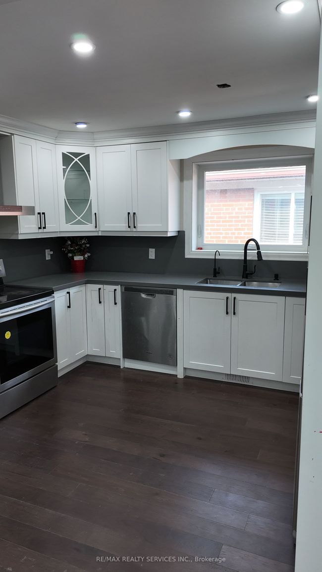 208 Plunkett Rd, House attached with 3 bedrooms, 2 bathrooms and 2 parking in North York ON | Image 6