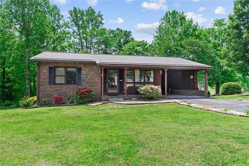 204 Triplett St, Jonesville, NC, 28642-2332 | Card Image
