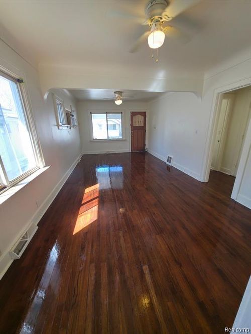 843 Ossington Ave, Flint, MI, 48507-1639 | Card Image