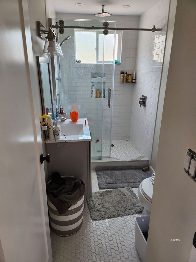 Upstairs guest bath | Image 37