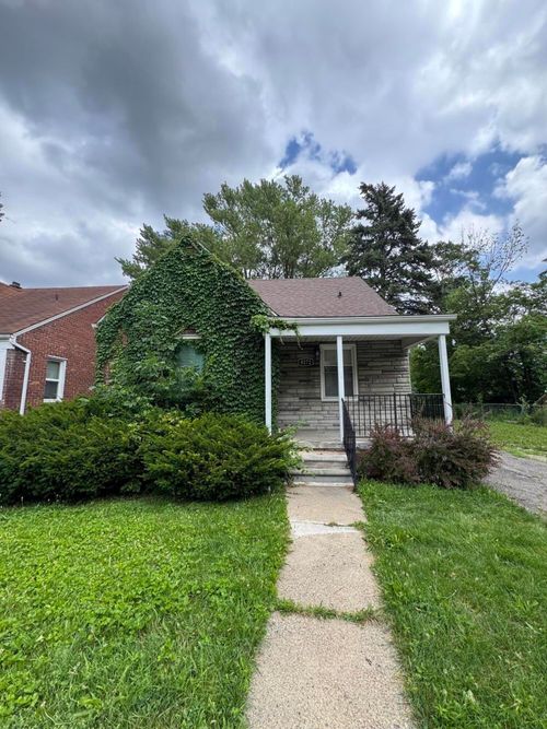 8272 Roselawn St, Detroit, MI, 48204-3211 | Card Image
