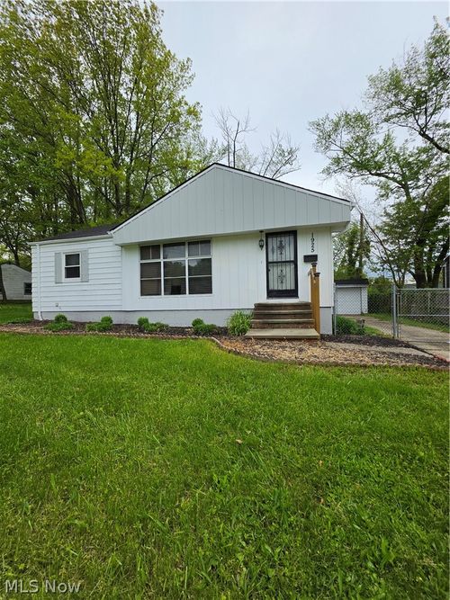 1925 Ridgehill Rd, Cleveland, OH, 44121-1045 | Card Image