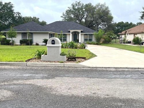 510 Jack Nickolaus Dr, Devine, TX, 78016-1018 | Card Image