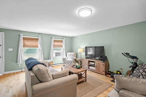 320 Portsmouth Ave, Greenland, NH, 03840-2220 | Card Image