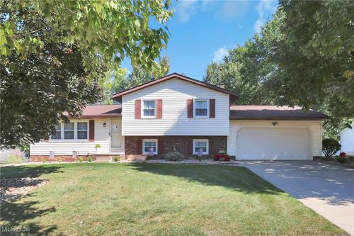 895 Lancaster Dr, Medina, OH, 44256-2736 | Card Image