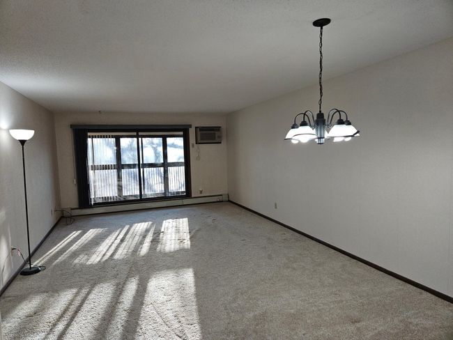 Livingroom/dining area | Image 6