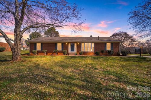 2010 Elizabeth Ave, Hickory, NC, 28602-5439 | Card Image