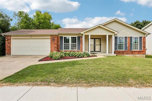 11 Laurelwood Dr, Saint Peters, MO, 63376-1200 | Card Image