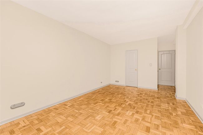 Empty room with baseboards | Image 6