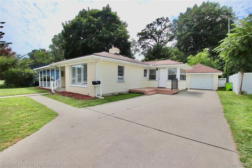 621 Forest Dr, Fenton, MI, 48430-1811 | Card Image