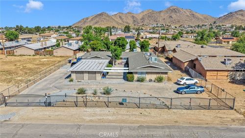 15400 Kiamichi Road, Apple Valley, CA, 92307 | Card Image