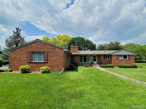 7124 Elmwood Dr, Grand Blanc, MI, 48439-1666 | Card Image