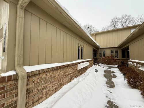 28-12432 Pinecrest Dr, Plymouth, MI, 48170-3061 | Card Image
