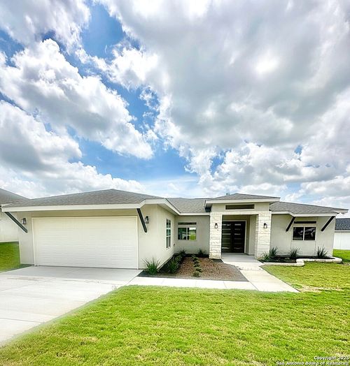 177 Pine Valley Dr, La Vernia, TX, 78121-3975 | Card Image