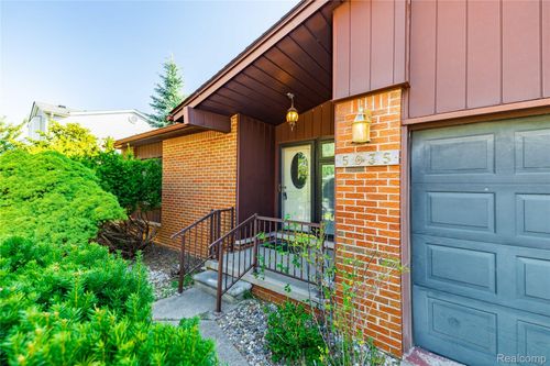 5035 Hillcrest Ct, Trenton, MI, 48183-4515 | Card Image