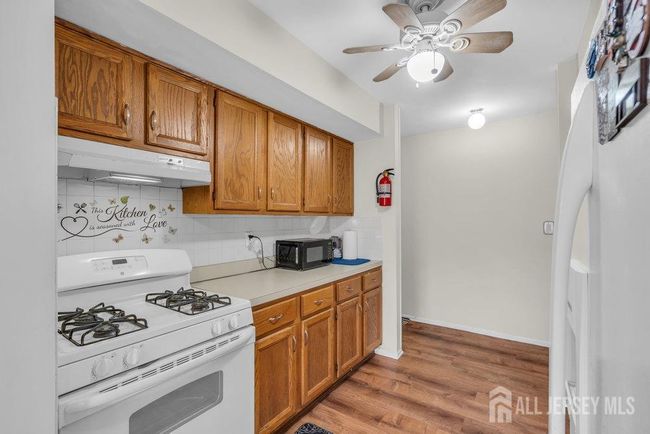 72C - 72 Golden Sq, Townhouse with 2 bedrooms, 2 bathrooms and null parking in Woodbridge NJ | Image 9