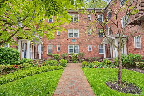 2c-10 Welwyn Rd, Great Neck, NY, 11021-3537 | Card Image