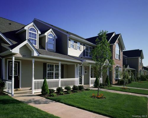 272-272 Village Green Dr, Port Jefferson Station, NY, 11776-4538 | Card Image