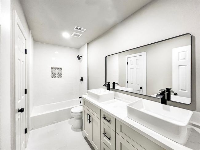 Hallway Bath Dual Sinks: Everything MODERN | Image 5