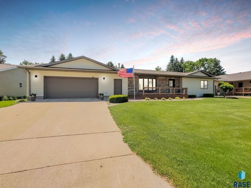 303 E 11th St, Dell Rapids, SD, 57022-1055 | Card Image