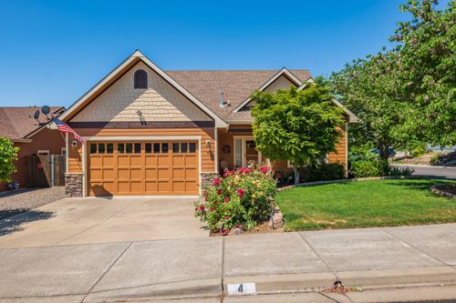 4 Meadowfield Cir, Eagle Point, OR, 97524-8021 | Card Image
