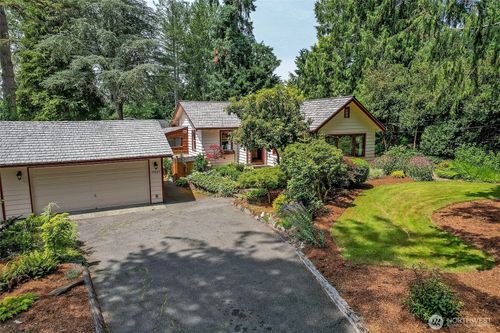 19037 37th Ave Ne, Lake Forest Park, WA, 98155-2717 | Card Image