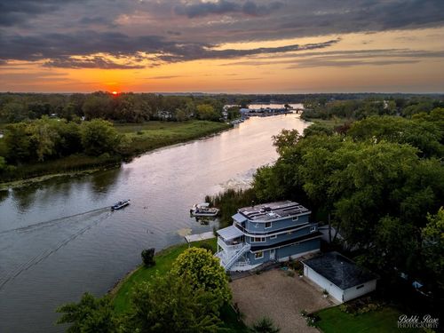 42136 N 7th Ave, Antioch, IL, 60002-8233 | Card Image