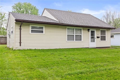 547 Willow Park Rd, Elyria, OH, 44035-3440 | Card Image