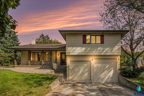 912 Jennifer St Street, Madison, SD, 57042 | Card Image