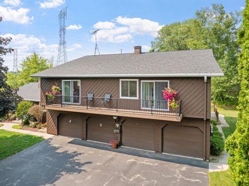 2421 Cross Creek Dr, Sheboygan, WI, 53081-7458 | Card Image