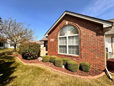 416 Stonegate Way, Condo with 3 bedrooms, 2 bathrooms and 5 parking in Manteno IL | Image 1