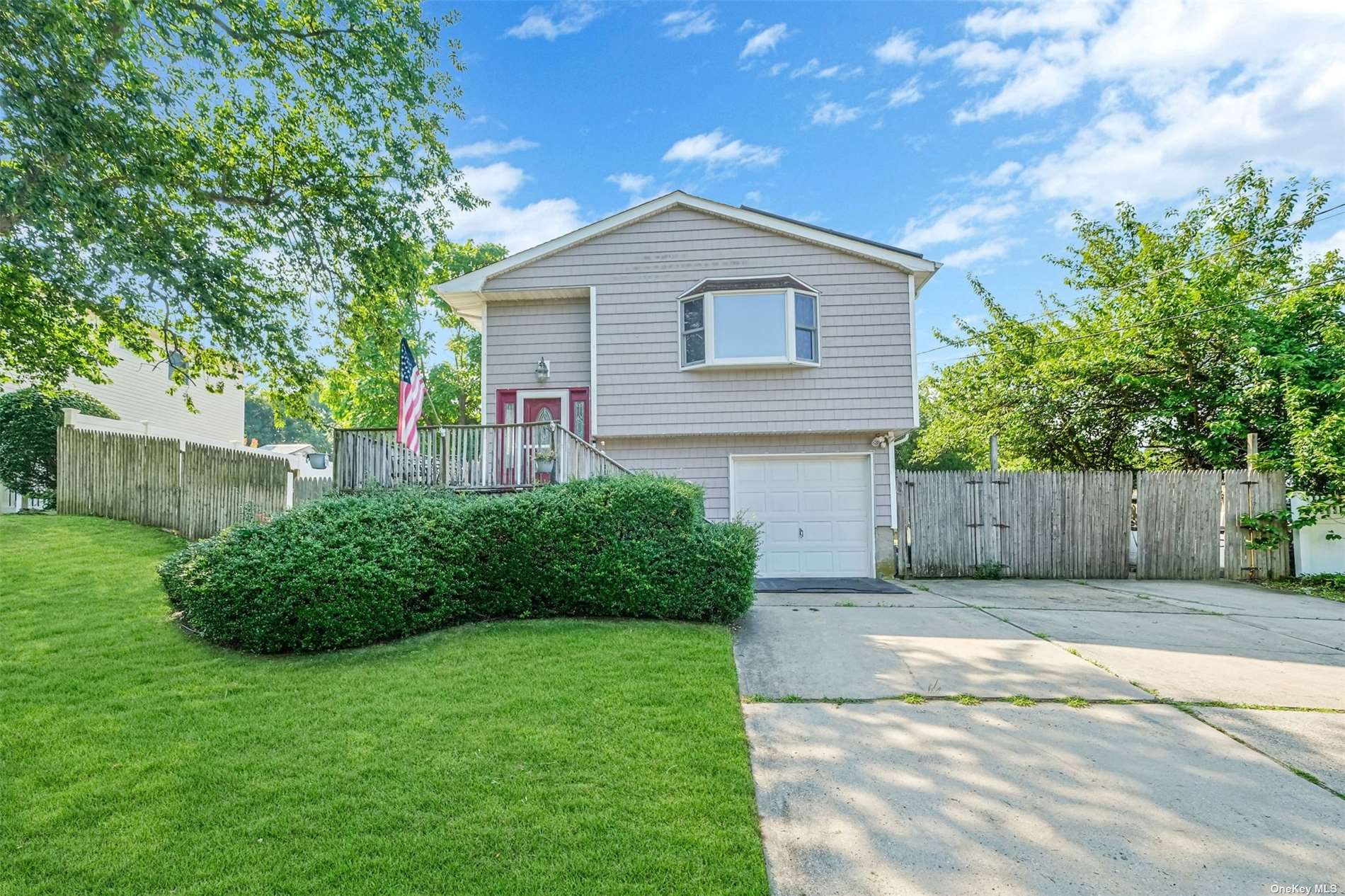Johnson Ave, Ronkonkoma, NY 11779