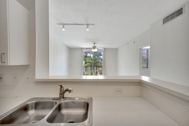 APT-303 - 720 S Sapodilla Ave, Condo with 1 bedrooms, 1 bathrooms and null parking in West Palm Beach FL | Image 4