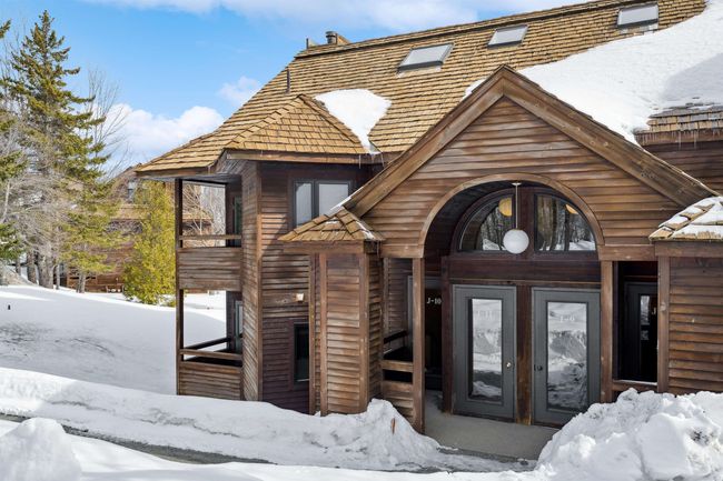 Exterior or building J, entrance is all the way to the left of the building. | Image 23