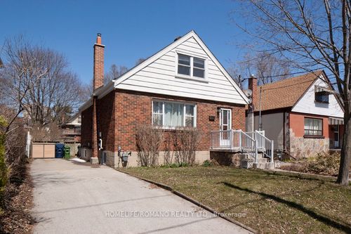 40 Lippincott St W, York, ON, M9N1B4 | Card Image