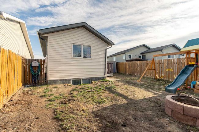 215 Heritage Court W, Home with 4 bedrooms, 2 bathrooms and 2 parking in Lethbridge AB | Image 39