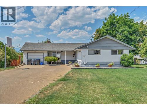 707 Ross Ave, House with 5 bedrooms, 2 bathrooms and 7 parking in Penticton BC | Card Image