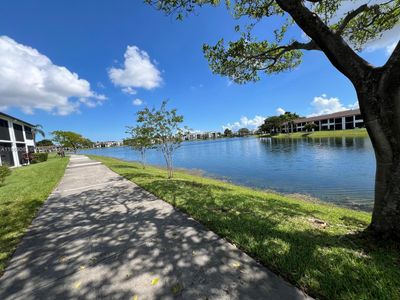 105 - 203 Lake Pointe Dr, Condo with 2 bedrooms, 2 bathrooms and null parking in Oakland Park FL | Image 3