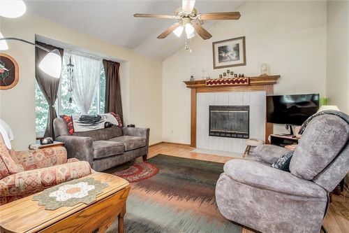 305 Pinetree Dr, Greenwood, MO, 64034-9209 | Card Image