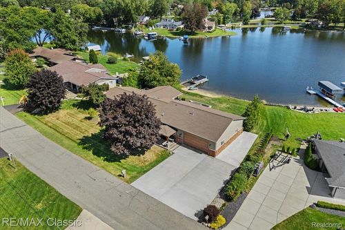 4806 Surfwood Dr, Commerce Township, MI, 48382-1342 | Card Image