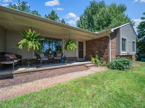 5223 Red Fox Dr, Brighton, MI, 48114-9077 | Card Image