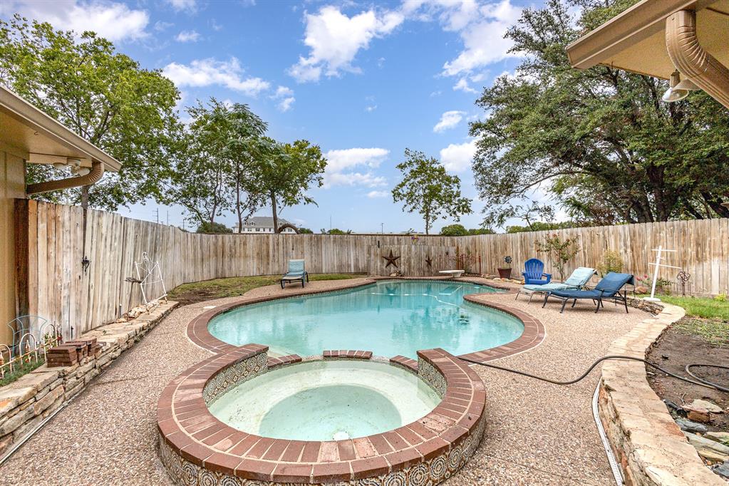 Mackie Dr, Richardson, TX 75081