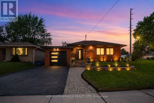 544 Adelaide Avenue W, Oshawa (Stevenson), ON, L1J2S3 | Card Image