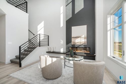 8613 W Shoreline Pl, Sioux Falls, SD, 57107-8515 | Card Image