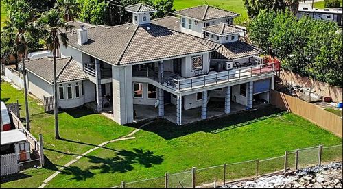 135 1st St, San Leon, TX, 77539-2427 | Card Image