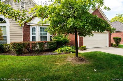 40638 Lenox Park Drive, Condo with 4 bedrooms, 3 bathrooms and null parking in Novi MI | Image 2