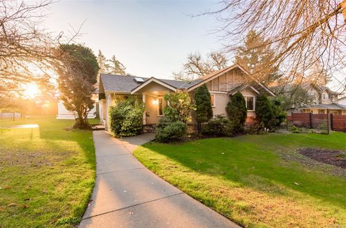 1975 Highland Rd, Victoria, BC, V9B6H8 | Card Image