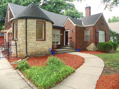207 N Parkwood Ln, Wichita, KS, 67208-4144 | Card Image