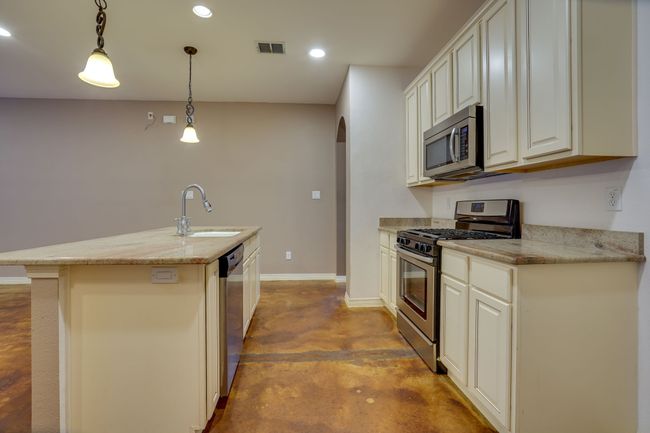 617 E Worth St, House other with 3 bedrooms, 2 bathrooms and null parking in Grapevine TX | Image 9